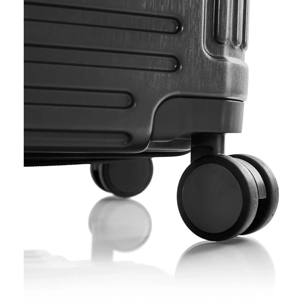Heys EDGE 21" Expandable Carry On Spinner